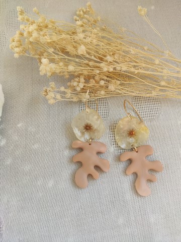 Boucles d'oreilles or en nacre couleur sable